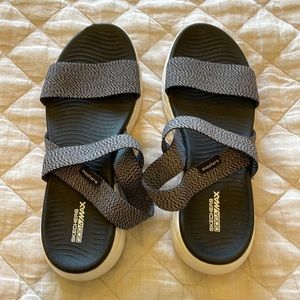 Skechers GogaMax sandals